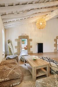 een woonkamer met een houten tafel en een bank bij Mas Ferrer by 123ole in Sant Andreu del Terri