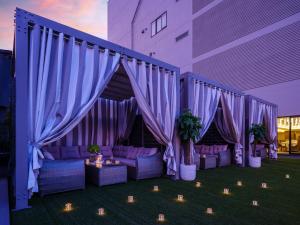 熱海市にある熱海パールスターホテルの紫色のソファとキャンドル付きテーブルが備わるテントです。