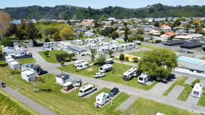 een luchtzicht op een klein stadje met geparkeerde voertuigen bij Whakatane Holiday Park in Whakatane