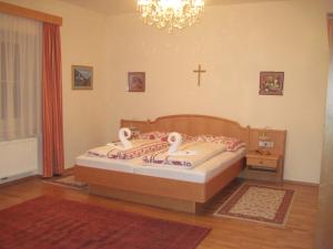ein Schlafzimmer mit einem Bett mit zwei Schwänen darauf in der Unterkunft GästeHaus Rudolf u. Sandra DENK in Wösendorf