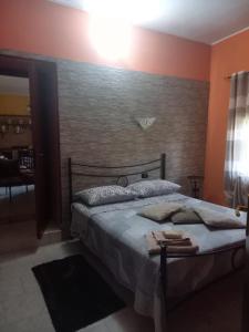 a bedroom with a bed and a brick wall at la casa del glicine in Iglesias