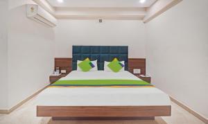 Letto o letti in una camera di Hotel Luxura, Ahmedabad