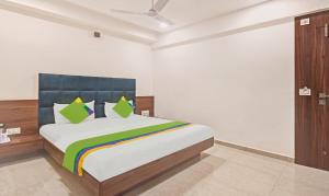 Letto o letti in una camera di Hotel Luxura, Ahmedabad