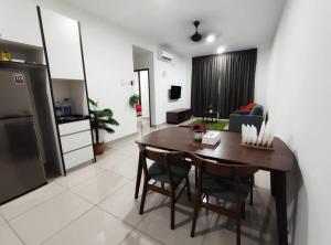 Kuchyň nebo kuchyňský kout v ubytování Cikgukay Desaru Homestay Apartment With Pool View WiFi & Netflix