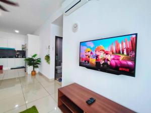 TV a/nebo společenská místnost v ubytování Cikgukay Desaru Homestay Apartment With Pool View WiFi & Netflix