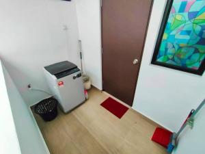 Kuchyň nebo kuchyňský kout v ubytování Cikgukay Desaru Homestay Apartment With Pool View WiFi & Netflix