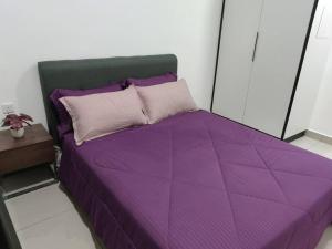 Postel nebo postele na pokoji v ubytování Cikgukay Desaru Homestay Apartment With Pool View WiFi & Netflix