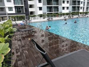 Bazén v ubytování Cikgukay Desaru Homestay Apartment With Pool View WiFi & Netflix nebo v jeho okolí