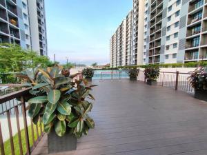 Balkón nebo terasa v ubytování Cikgukay Desaru Homestay Apartment With Pool View WiFi & Netflix