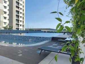 Bazén v ubytování Cikgukay Desaru Homestay Apartment With Pool View WiFi & Netflix nebo v jeho okolí
