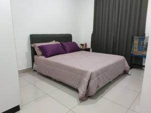 Postel nebo postele na pokoji v ubytování Cikgukay Desaru Homestay Apartment With Pool View WiFi & Netflix