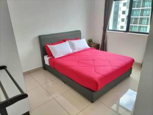 Postel nebo postele na pokoji v ubytování Cikgukay Desaru Homestay Apartment With Pool View WiFi & Netflix