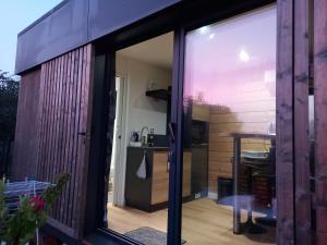 Photo de la galerie de l'établissement "Plus belle l'Ardèche" Studio de jardin et piscine, à Vinezac
