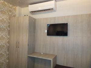 TV a/nebo společenská místnost v ubytování Hotel Gateway Kailash