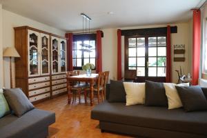 a living room with a couch and a table at Lekunberri Baserria in Arrieta