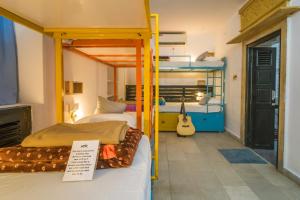 เตียงในห้องที่ Moustache Jaisalmer