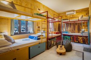 เตียงในห้องที่ Moustache Jaisalmer