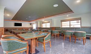 een vergaderruimte met tafels en stoelen en een tv bij Treebo Tryst Vahada in Alleppey