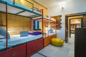 เตียงในห้องที่ Moustache Jaisalmer