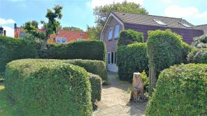 a bunch of bushes in front of a house at Vakantiehuis Domburg 100 meter van het strand - veel privacy - eigen parkeerplaats. in Domburg