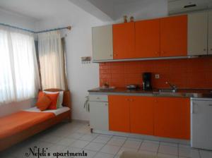 タソスにあるNefeli's Apartmentsのキッチン(オレンジと白のキャビネット、シンク付)