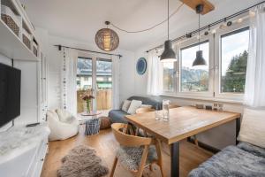 salon ze stołem i kanapą w obiekcie JARA APARTMENT- Ramsau am Dachstein w mieście Ramsau am Dachstein