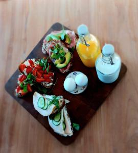 un plato de comida con huevos y verduras en una mesa en BNBSpanbroek, en Spanbroek
