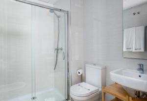 Koupelna v ubytování Suites Del Pintor + 18 fotografií