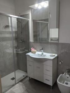 y baño con ducha, lavabo y aseo. en Casa di Clara in Piazza, ideale per smartworking, en Amandola