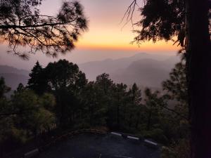 a view of the sunset from the top of a mountain at Mountain Golden Ray in Mukteshwar