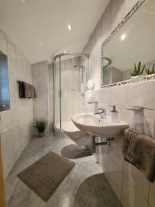 y baño blanco con lavabo y ducha. en Appartement Skorpion, en Sölden