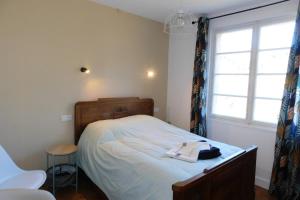 Schlafzimmer mit einem Bett und einem Fenster in der Unterkunft Gîte Le Gravier en haut de Villa proche de la Dolce Via in Arcens