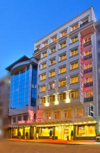 un edificio de hotel con una tienda delante en Grand Unal Hotel, en Estambul