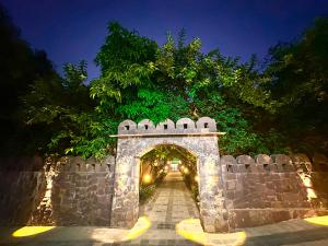 uma entrada para uma ponte de pedra à noite em Ranthambhore National Resort em Sawāi Mādhopur