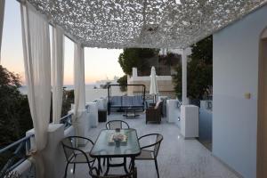 Balkón nebo terasa v ubytování Vacation house with stunning view - Vari Syros
