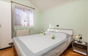 Postel nebo postele na pokoji v ubytování Nice Apartment In Icici