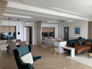 SXRD Luxus Apartmanok في سكسارد: غرفة معيشة مع أريكة وطاولة