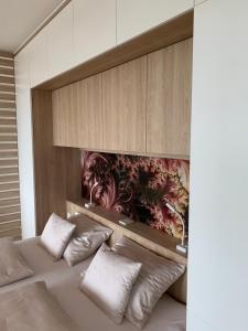 una camera con due cuscini su un letto con una parete di SXRD Luxus Apartmanok a Szekszárd