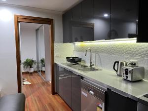 Palm beach Sydney, Modern home with water view的厨房或小厨房