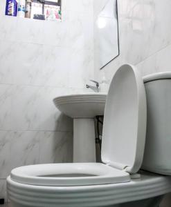 Koupelna v ubytování M&J Homes + 2 fotografie