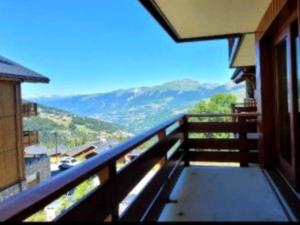 a balcony with a view of a mountain at Appartement plein cœur de vallandry in Landry