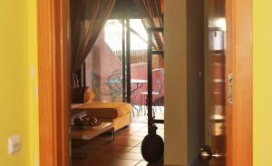 een woonkamer met een bank en een balkon bij Paraiso La Tejita, preciosa terraza y playa in La Tejita