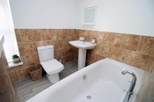 Koupelna v ubytování Wern farm cottage + 18 fotografií