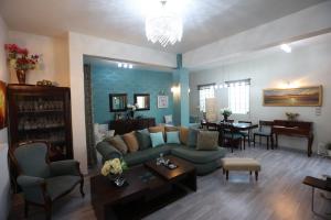 Posezení v ubytování Vacation house with stunning view - Vari Syros