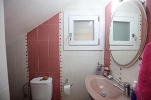 Koupelna v ubytování Vacation house with stunning view - Vari Syros