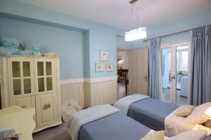 Camera per bambini con 2 letti e un divano di Vacation house with stunning view - Vari Syros a Vári