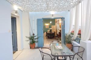 Posezení v ubytování Vacation house with stunning view - Vari Syros