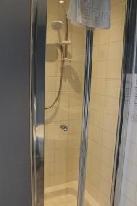 een douche met een glazen deur in de badkamer bij The Redcliff in Weymouth