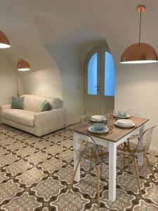 a living room with a table and a couch at Dimora Estlevante in Vieste