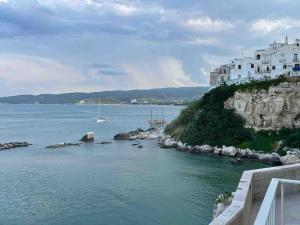 Blick auf einen Wasserkörper mit Gebäuden in der Unterkunft Dimora Estlevante in Vieste